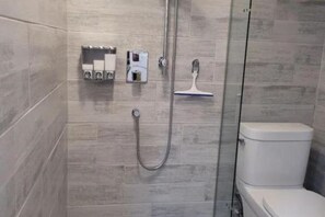 Bruser, hårtørrer, Sæbe, Toiletpapir