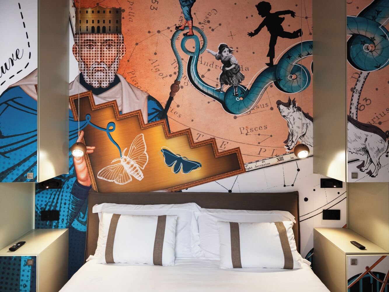 Ein Schlafzimmer mit Bett, Nachttischen und Wandgemälde mit einer Karte und einem Kind, das auf einer Schlange reitet.