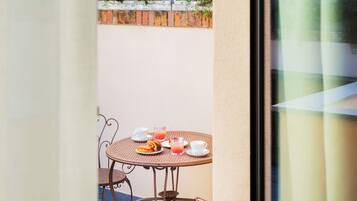 Tripla Deluxe, vista giardino | Terrazza/patio