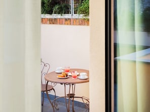 Deluxe Triple Room, Garden View | Terrace/patio