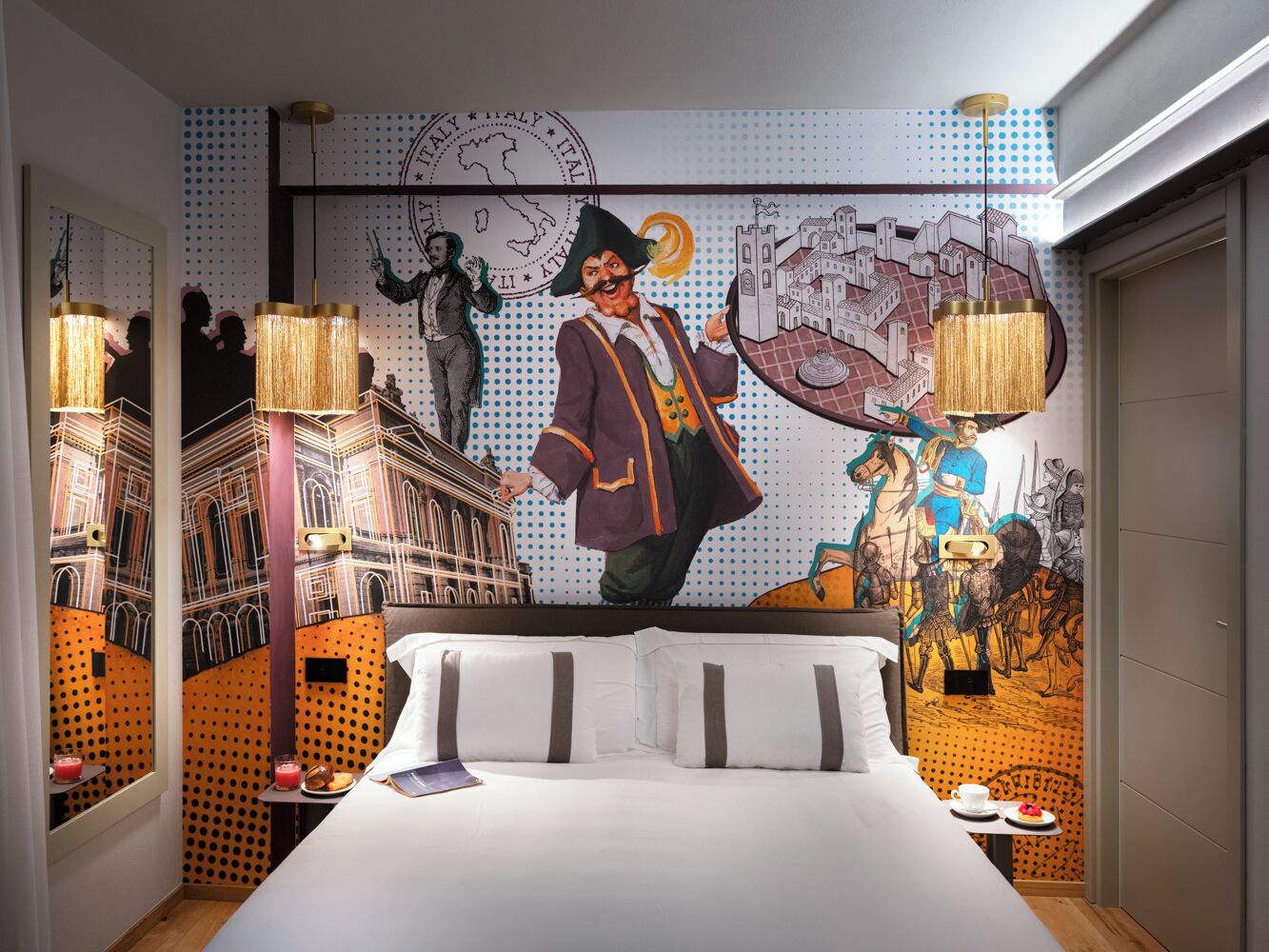 Et hotelværelse med en seng, et mural på væggen og et vindue med udsigt til en bygning.