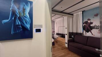 Deluxe-Dreibettzimmer, Gartenblick | Minibar, Zimmersafe, Verdunkelungsvorhänge, kostenloses WLAN