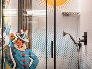 Chambre Deluxe | Salle de bain | Douche, douche cascade, articles de toilette (gratuits)