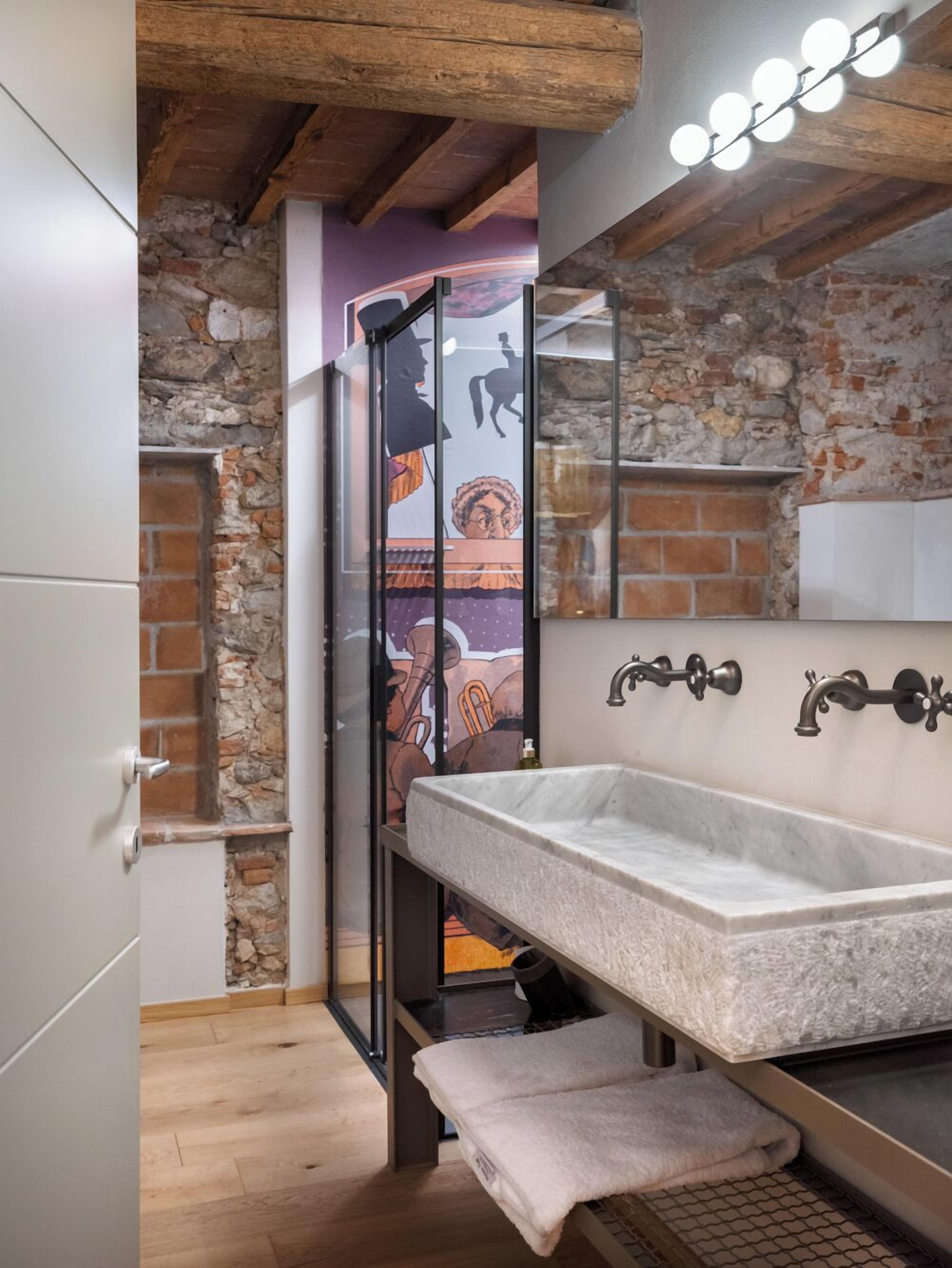 Minibar, in-room safe, blackout curtains, free WiFi