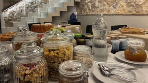 A breakfast buffet with various food items and condiments. - Pietrasanta Ai Teatri (Pietrasanta)