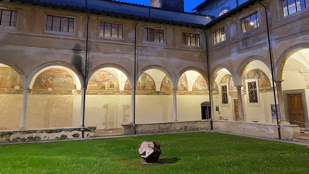 A courtyard with a central fountain, surrounded by arches and a building with classical architecture. - Pietrasanta Ai Teatri (Pietrasanta)