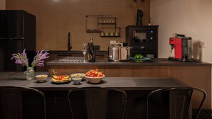 コーヒー / ティーメーカー、冷蔵庫、電子レンジ、オーブン