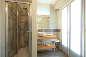 Minibar, desk, free WiFi, bed sheets - Hotel Bristol (Alassio)