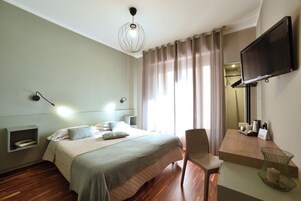 Quarto casal | Frigobar, escrivaninha, Wi-Fi de cortesia, roupa de cama