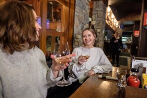 Bar (on property) - Fresh Tracks Retreat Ski In Out Mtn View Hot Tub (Big White)