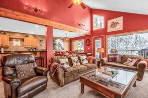 Smart TV, fireplace, video games - Fresh Tracks Retreat Ski In Out Mtn View Hot Tub (Big White)