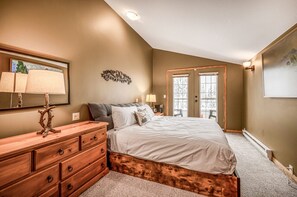 5 bedrooms, iron/ironing board, free WiFi, bed sheets - Fresh Tracks Retreat Ski In Out Mtn View Hot Tub (Big White)