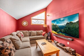 Smart TV, fireplace, video games - Fresh Tracks Retreat Ski In Out Mtn View Hot Tub (Big White)