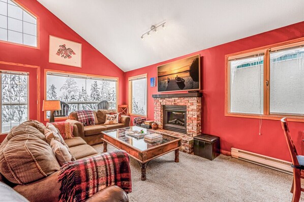 智能電視、壁爐、電子遊戲