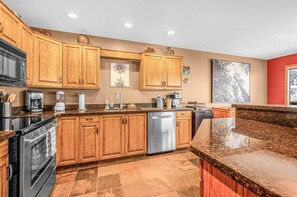 冷蔵庫、電子レンジ、オーブン、コンロ