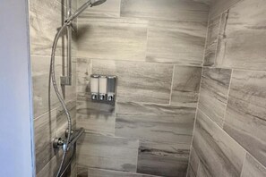 Regadera, secadora de cabello, jabón, papel de baño 