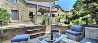 Luxurious farmhouse with heated swimming pool May-September, close to the sea and Vannes 