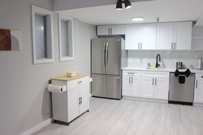 Microwave, oven, stovetop, dishwasher - Mid-century Cozy Retreat W/D (Albany)