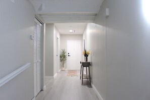 Interior - Mid-century Cozy Retreat W/D (Albany)