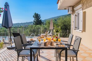 Outdoor dining - Villa Vrisi Zakynthos (Pantes)