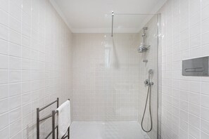 Shower, hair dryer, towels, soap - GuestReady - Mezzanine comfort in Porto (Porto)