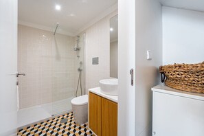 Shower, hair dryer, towels, soap - GuestReady - Mezzanine comfort in Porto (Porto)