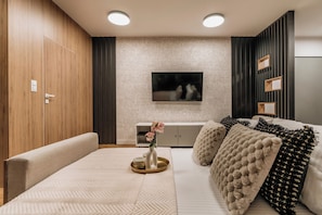 Comfort Apartment, Balcony, City View | Living room