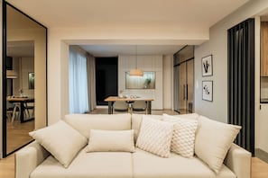 Comfort Apartment, Balcony, City View | Living room