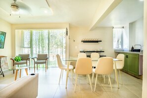 Chalet luxueux, vue sur le jardin | Salle Ă manger