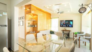 Luksus-alpehytte - udsigt til have | Spisestue