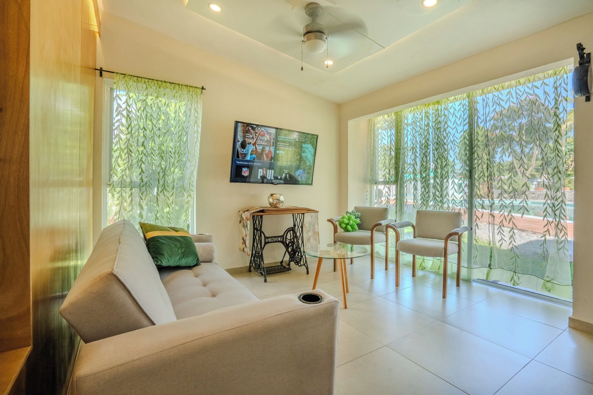 Chalé superluxo, vista para o jardim | Área de estar | TV