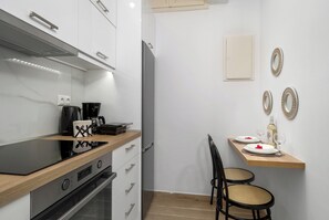 Kühlschrank, Wasserkocher mit Kaffee-/Teezubehör, Toaster