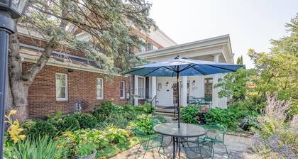 Cozy Garden Retreat at The Mount Vernon Inn/Cooked To Order Breakfast Included