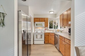 Jääkaappi, mikroaaltouuni, uuni, liesi