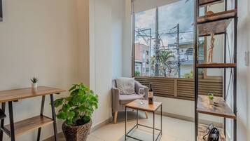 Estudio, 1 cama de matrimonio, baño privado | Zona de estar