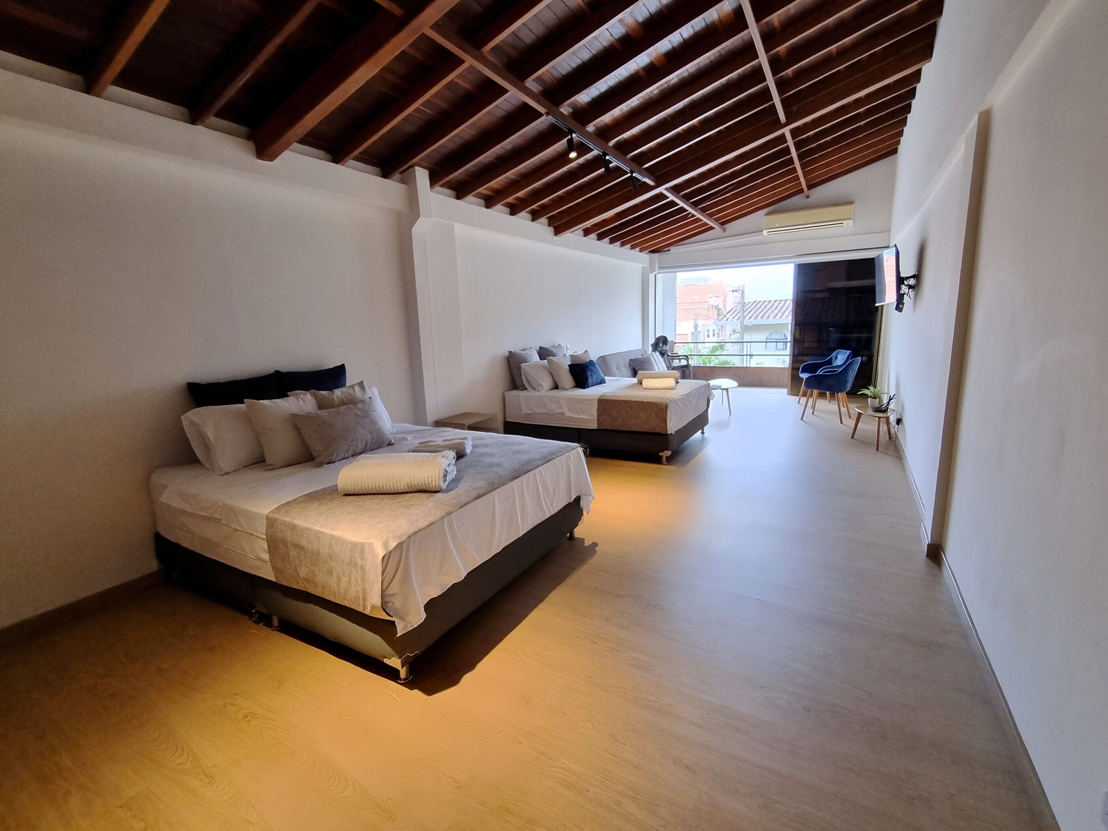 Loft, dapur kecil, pemandangan kota | Meja kerja, ruang kerja ramah laptop, dan Wi-Fi gratis