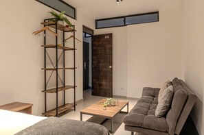 Studio, 1 queensize bed met slaapbank, privébadkamer | Woonruimte