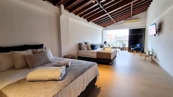 Escritorio, espacio para trabajar con laptop y wifi gratis