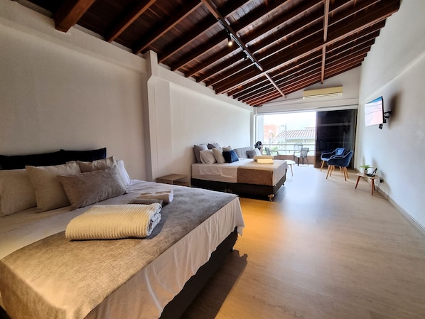 Escritorio, espacio para trabajar con laptop y wifi gratis