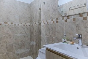 Studio, 1 Queen Bed with Sofa bed, Private Bathroom | Bathroom - Iloft Manila (Medellín)