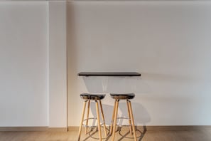 Loft, cocineta, vista a la ciudad | Cocina privada | Parrilla de estufa y utensilios de cocina 