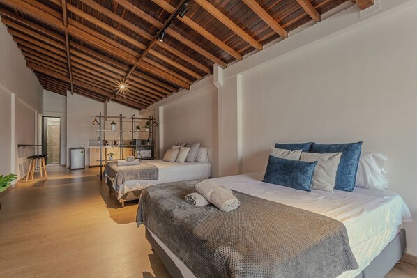 Loft, cocineta, vista a la ciudad | Escritorio, espacio para trabajar con laptop y wifi gratis 