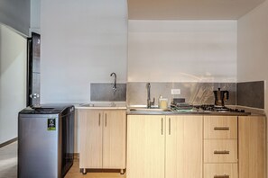 Loft, kitchenette, uitzicht op de stad | Privékeuken | Een kookplaat, kookgerei, borden en bestek