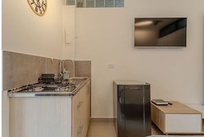 Estudio, 1 cama Queen size, baño privado | Cocina privada | Parrilla de estufa y utensilios de cocina 