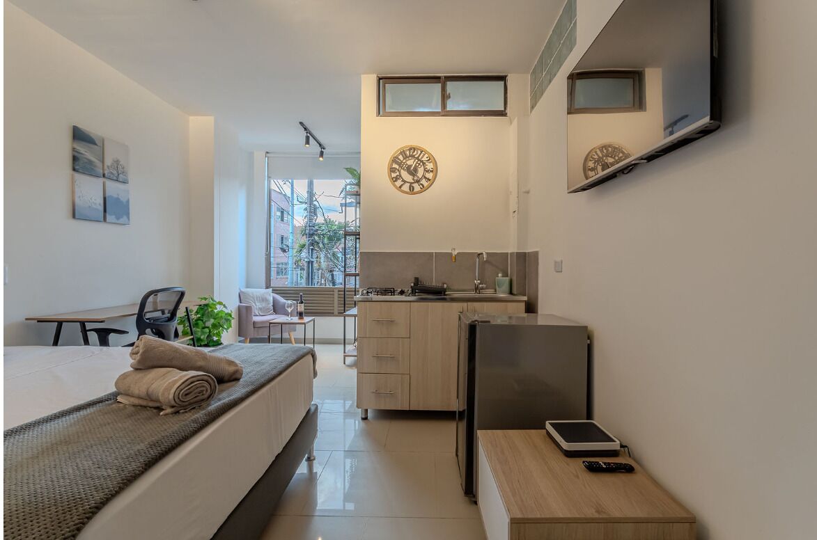 Studio, 1 Queen Bed, Private Bathroom