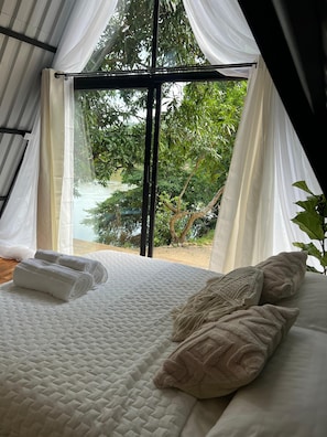 1 bedroom, iron/ironing board, free WiFi, bed sheets - Cabins on the banks of the Usumacinta River and Boca del Cerro Mayan Train Station (San Carlos)