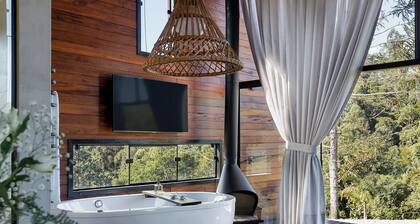 Cabin with hot tub and mountain views