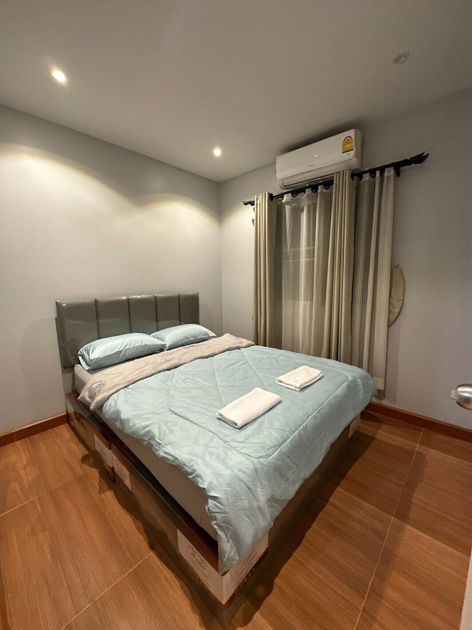 Fer et planche à repasser, Wi-Fi, draps fournis