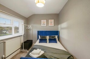 3 makuuhuonetta, silitysrauta/-lauta, Wi-Fi, vuodevaatteet