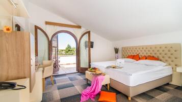 Vierbettzimmer, Balkon, Meerblick | Zimmersafe, Schreibtisch, Verdunkelungsvorhänge, kostenloses WLAN
